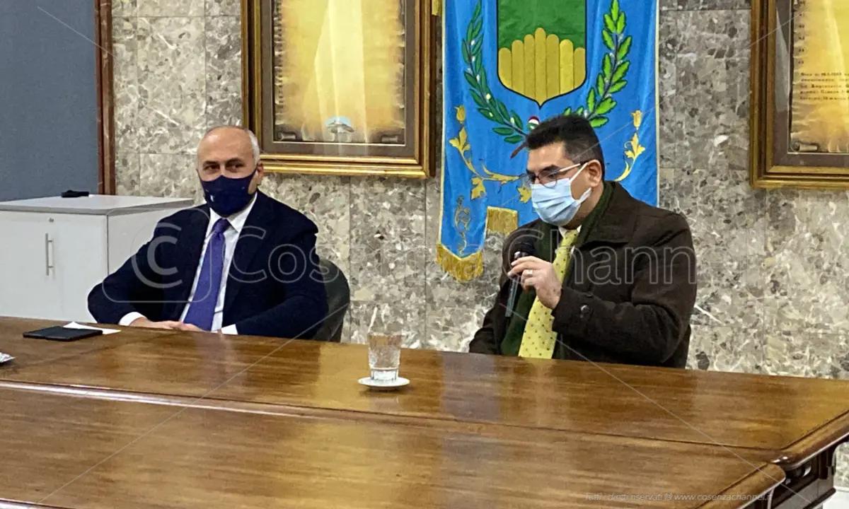 Cosenza, il sindaco Caruso punzecchia l'opposizione: «Dicevano che senza luci non sarebbe stato Natale»