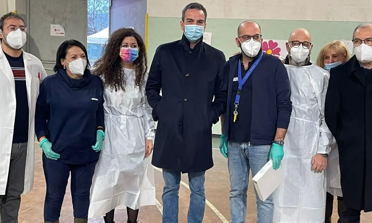 Occhiuto: «Grato ai medici e agli infermieri che vaccinano anche nei giorni di festa»
