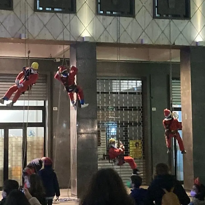 Palazzo dei Bruzi, la carica dei Babbo Natale: bambini euforici (FOTO)