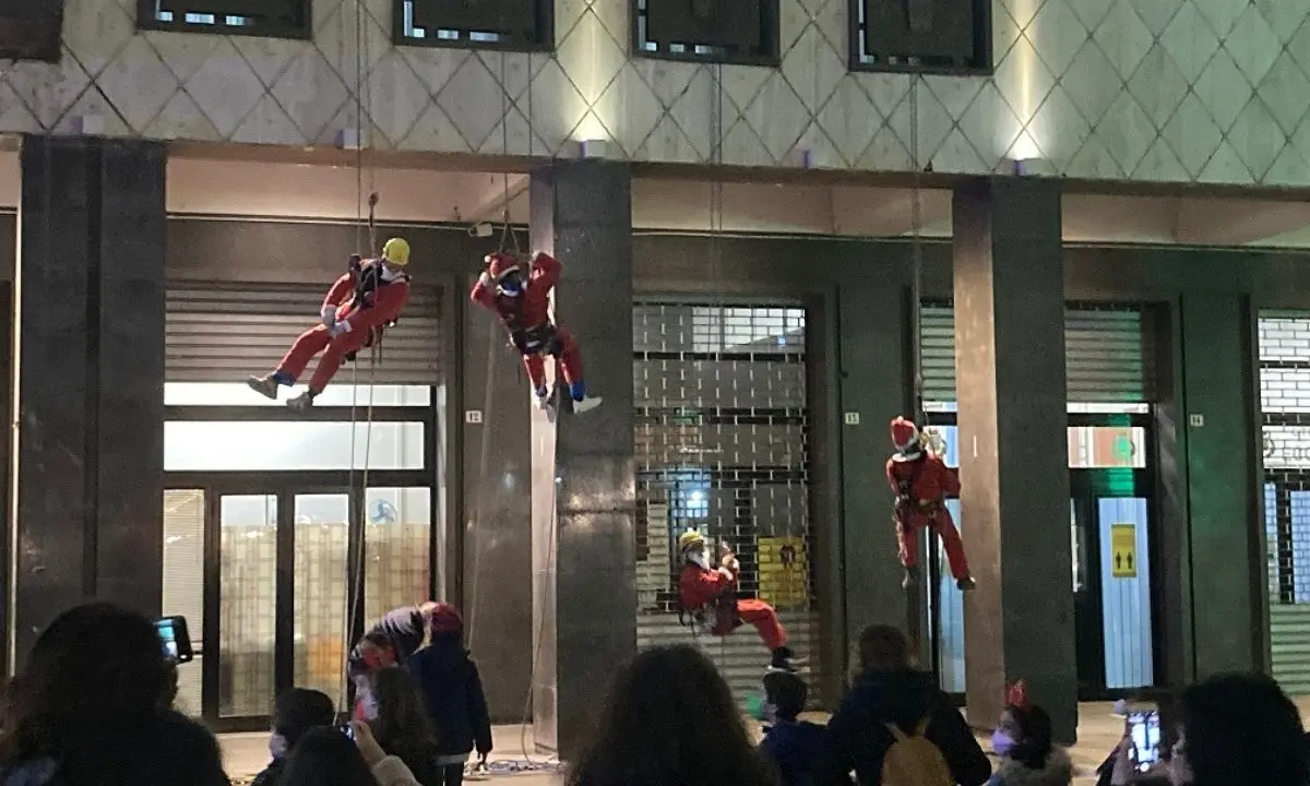 Palazzo dei Bruzi, la carica dei Babbo Natale: bambini euforici (FOTO)
