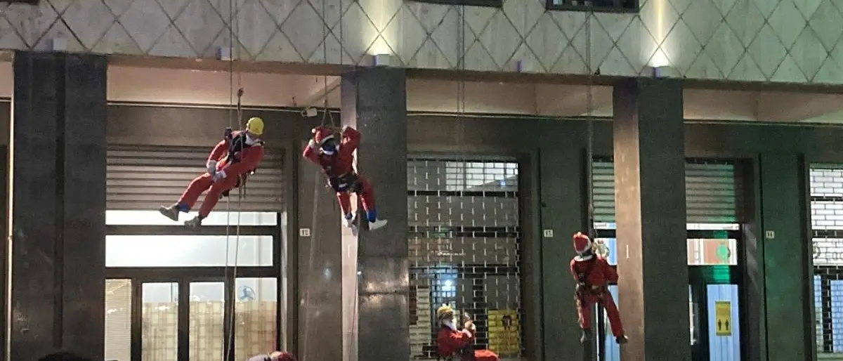 Palazzo dei Bruzi, la carica dei Babbo Natale: bambini euforici (FOTO)