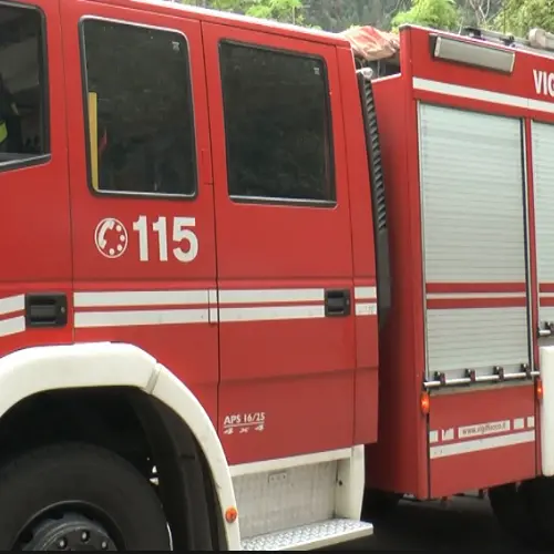Incendiata la porta d'ingresso di uno studio legale di Cosenza: indaga la polizia