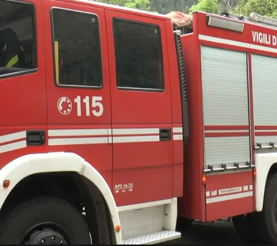 Rende, vasto incendio vicino al centro storico: paura nella cittadinanza