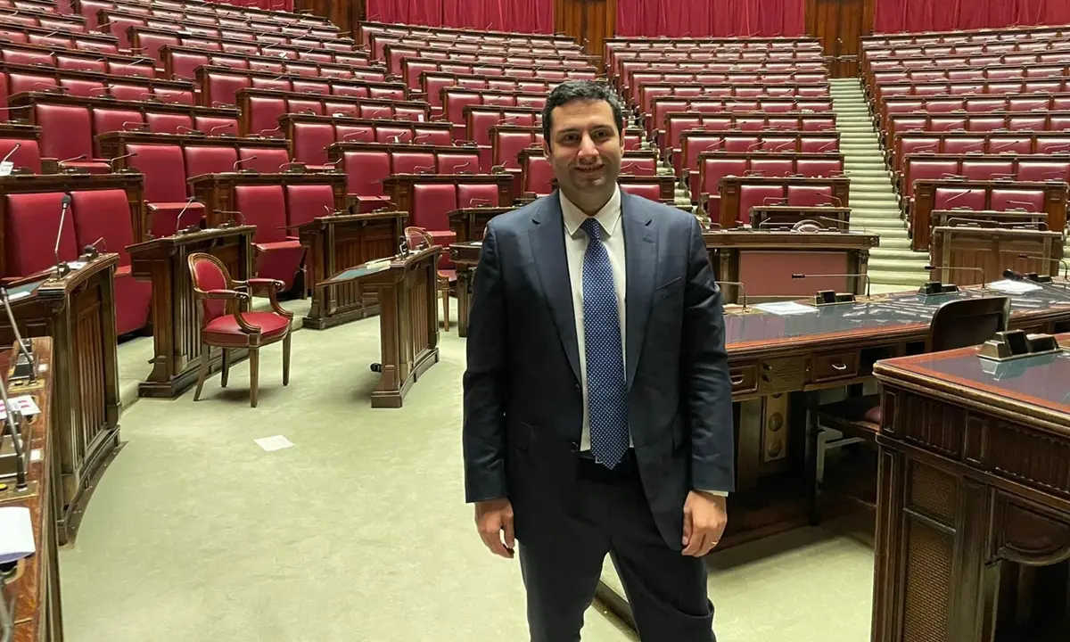 Andrea Gentile (FI) torna in Parlamento, la Camera approva. Scutellà esce in lacrime
