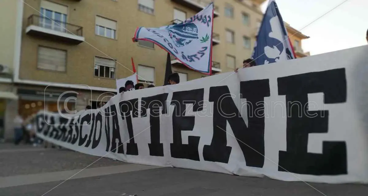 “LiberiAmo il Cosenza”, la città scende in piazza il 29 maggio: corteo contro Guarascio\n