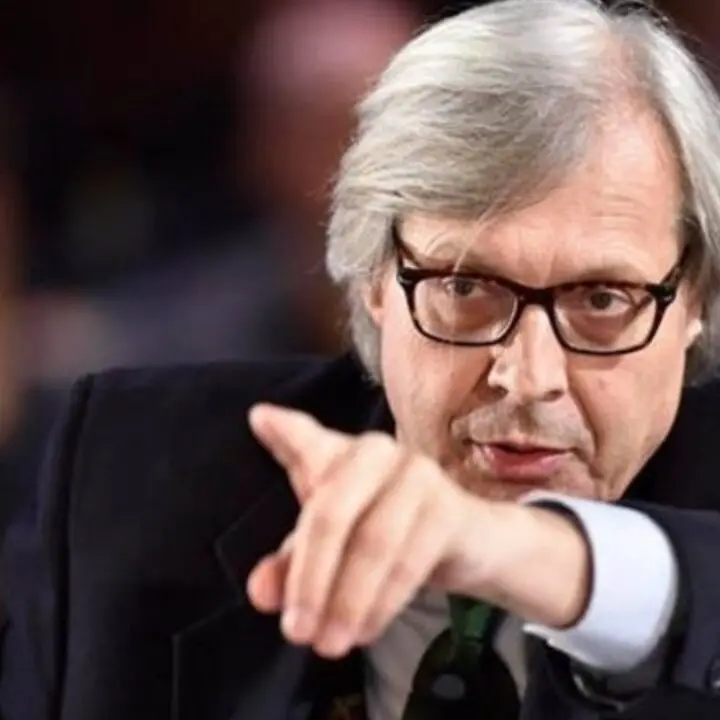 Sgarbi gela il sindaco leghista sul villaggio natalizio calabro a Milano: incivile