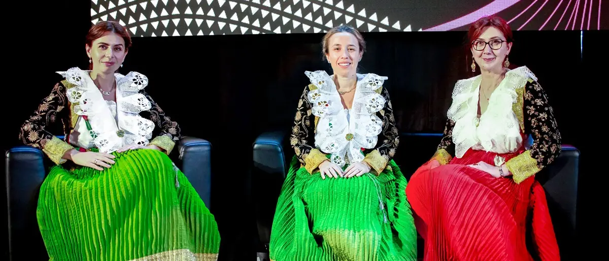 Costumi arbereshe nel centro storico di Cosenza con il rito della vestizione della sposa