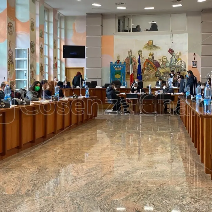Il Consiglio comunale di Cosenza condanna l'aggressione all'Ucraina. Chiesti corridoi umanitari