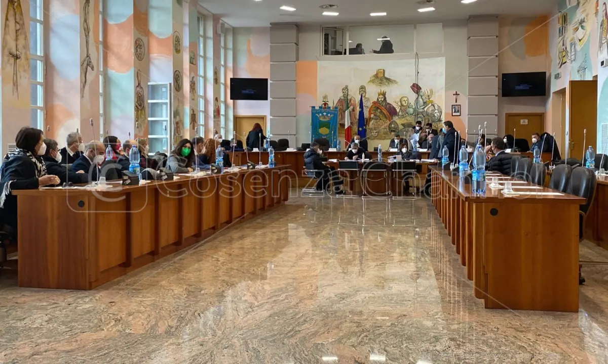Il Consiglio comunale di Cosenza condanna l'aggressione all'Ucraina. Chiesti corridoi umanitari