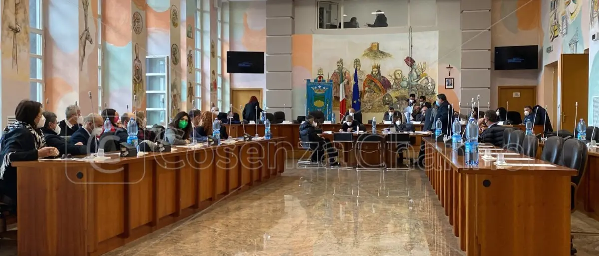 Il Consiglio comunale di Cosenza condanna l'aggressione all'Ucraina. Chiesti corridoi umanitari