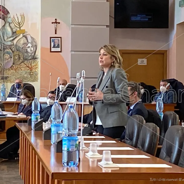 Spataro fa la conta dei consiglieri di maggioranza, Rende stuzzica sulla diaspora Pd-Psi: scintille a Palazzo dei Bruzi