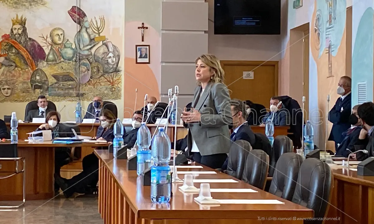 Spataro fa la conta dei consiglieri di maggioranza, Rende stuzzica sulla diaspora Pd-Psi: scintille a Palazzo dei Bruzi
