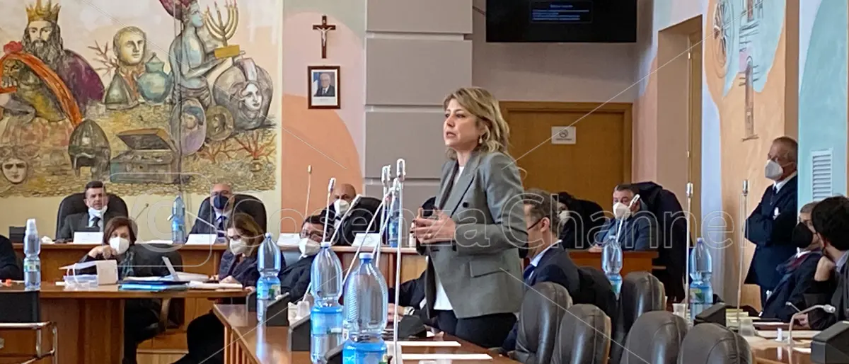 Spataro fa la conta dei consiglieri di maggioranza, Rende stuzzica sulla diaspora Pd-Psi: scintille a Palazzo dei Bruzi