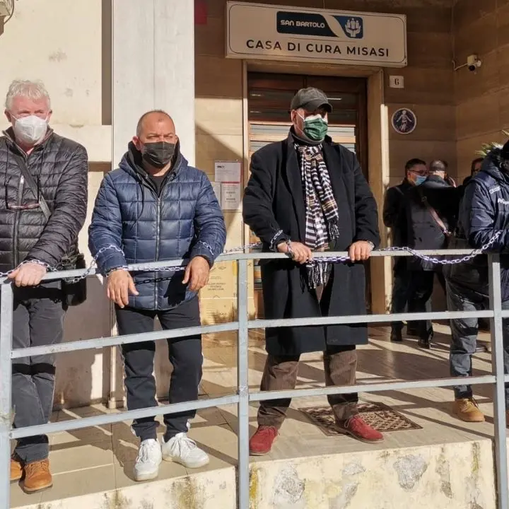 Cosenza, 51 dipendenti a rischio licenziamento: incatenati davanti alla clinica San Bartolo