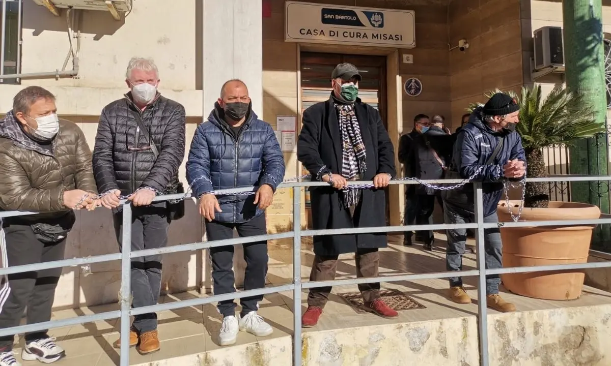 Cosenza, 51 dipendenti a rischio licenziamento: incatenati davanti alla clinica San Bartolo