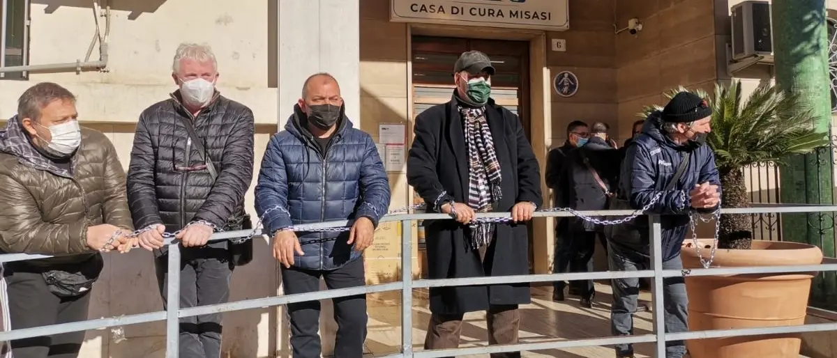 Cosenza, 51 dipendenti a rischio licenziamento: incatenati davanti alla clinica San Bartolo