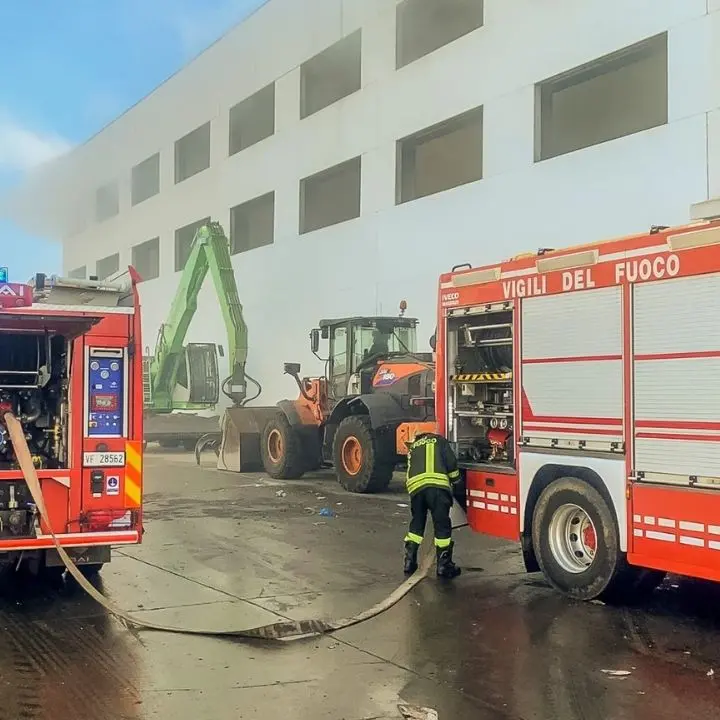 Incendio al centro stoccaggio della \"Calabra Maceri\": fiamme circoscritte