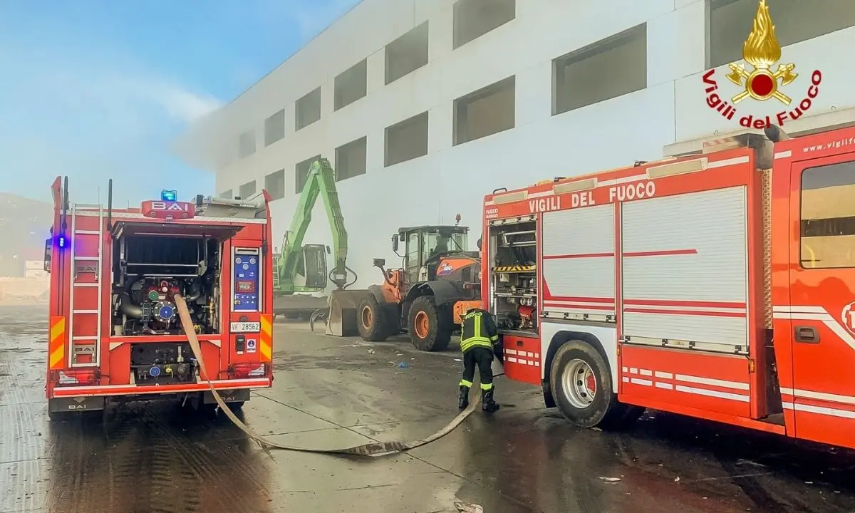 Incendio al centro stoccaggio della \"Calabra Maceri\": fiamme circoscritte