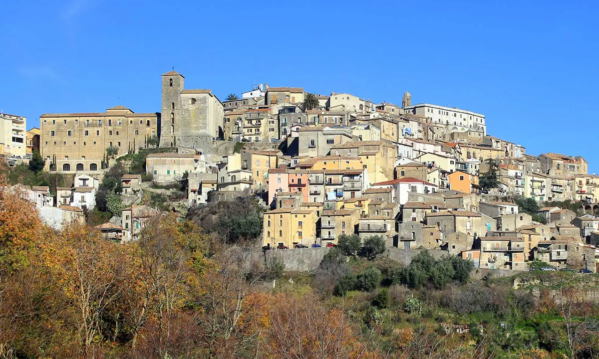 Montalto Uffugo, uomo sale sul tetto per togliersi la vita. I carabinieri lo fanno desistere