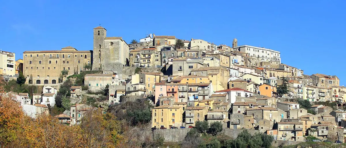 Montalto Uffugo, uomo sale sul tetto per togliersi la vita. I carabinieri lo fanno desistere