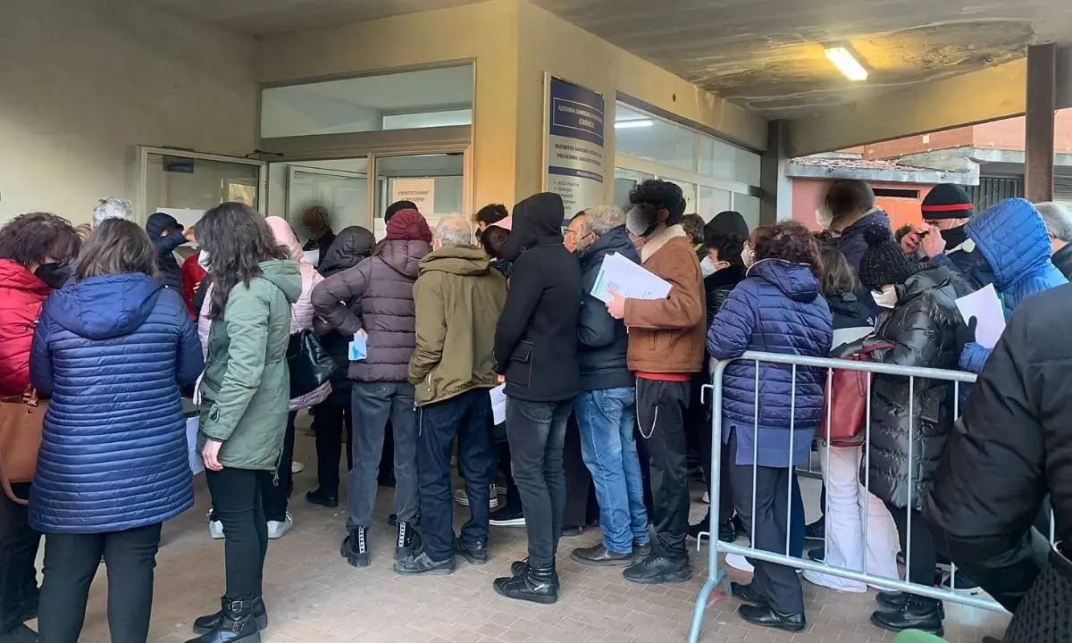 Ospedale di Cetraro: fila alle vaccinazioni. Saltano tutte le precauzioni