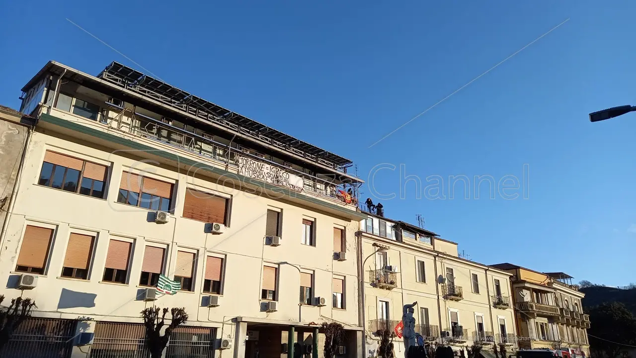 Vertenza clinica Misasi, i lavoratori salgono sul tetto della struttura per protestare contro i licenziamenti - FOTO