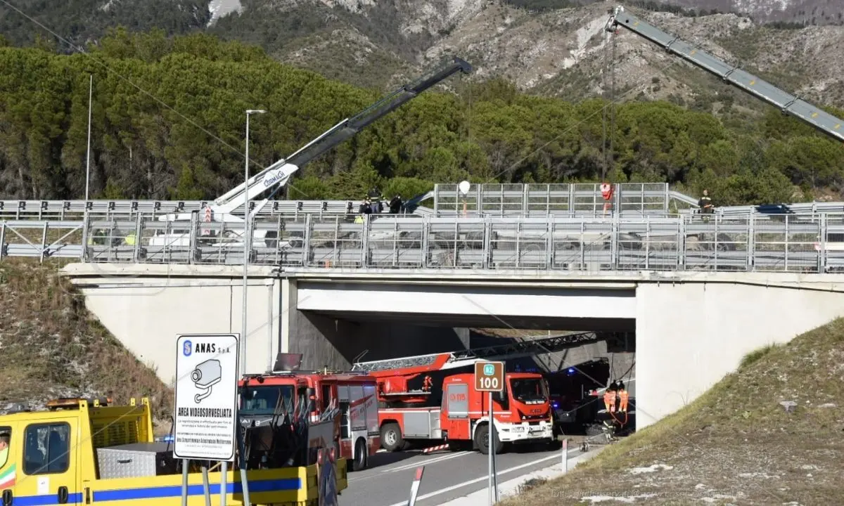 Tir si ribalta a Morano Calabro: deceduto l'autista bloccato nella cabina