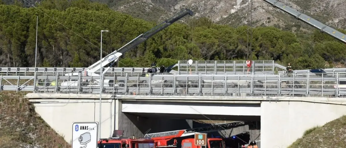 Tir si ribalta a Morano Calabro: deceduto l'autista bloccato nella cabina