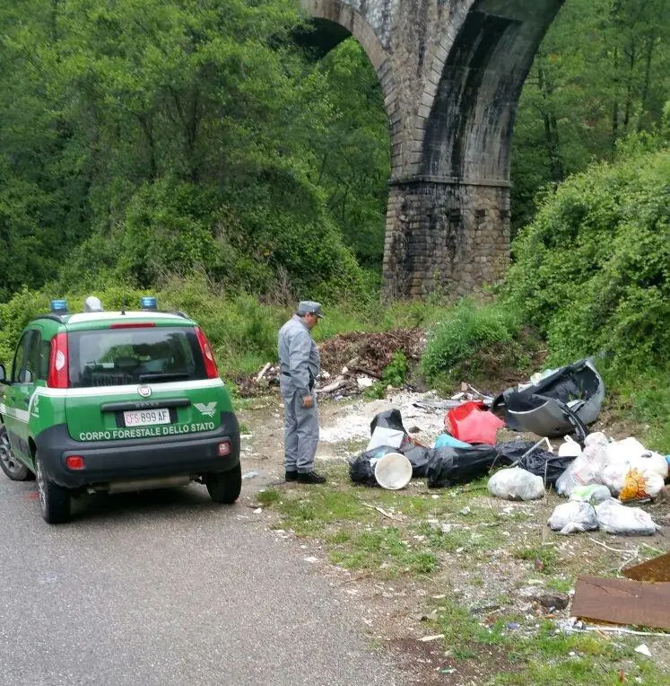 Abbandonavano rifiuti lungo la vecchia 107, sanzionati alcuni automobilisti