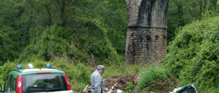 Abbandonavano rifiuti lungo la vecchia 107, sanzionati alcuni automobilisti