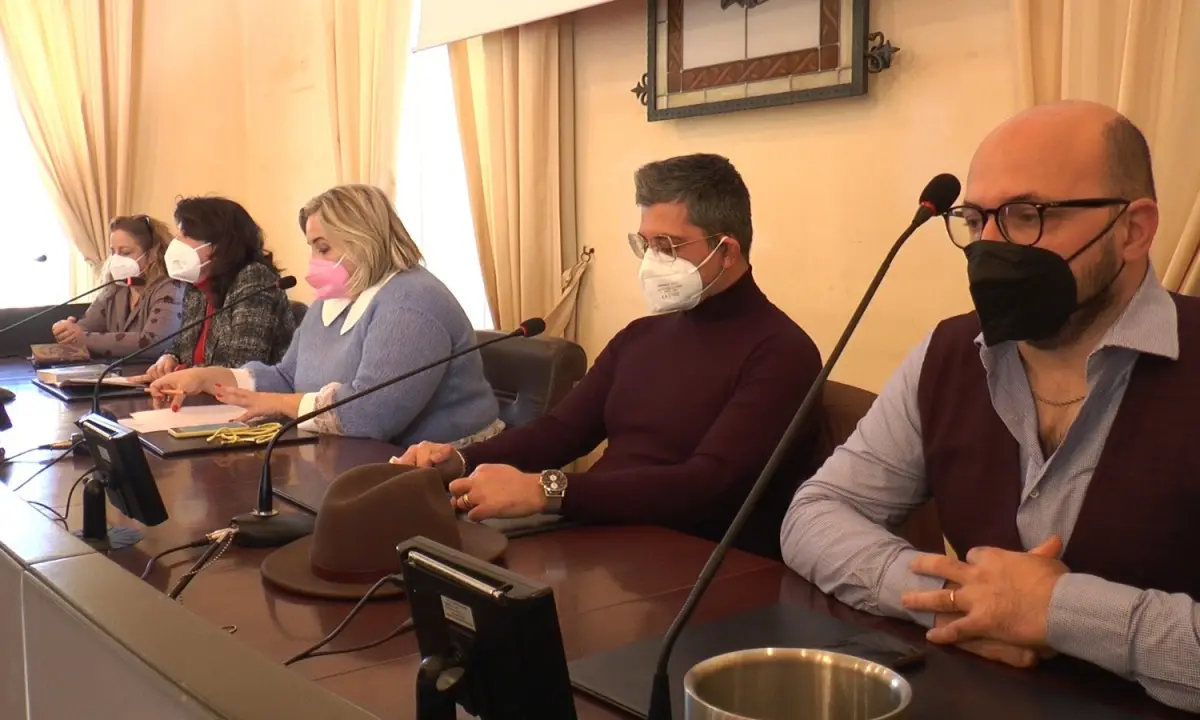 Stagione teatrale a Corigliano Rossano, in scena Ligabue e De Pascalis (VIDEO)