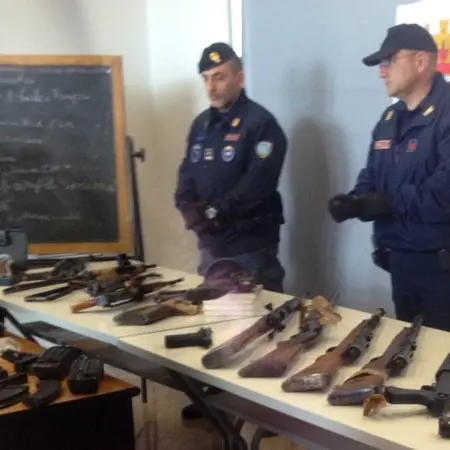 Rinvenuto arsenale al centro di Rende. In un box armi e munizioni. «Forse usati da uno o più clan»