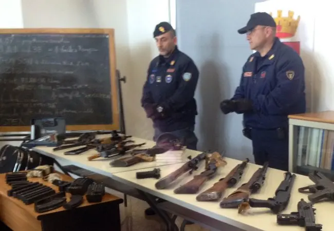 Rinvenuto arsenale al centro di Rende. In un box armi e munizioni. «Forse usati da uno o più clan»