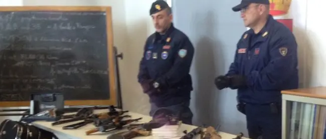 Rinvenuto arsenale al centro di Rende. In un box armi e munizioni. «Forse usati da uno o più clan»