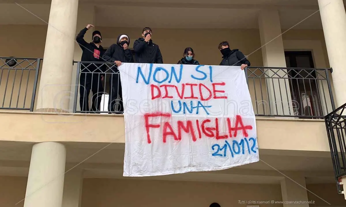 Occupazione al liceo Telesio, pronta una soluzione di compromesso