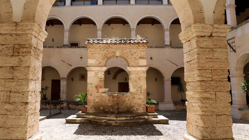 <p>&ldquo;Il pozzo dei miracoli&rdquo; di Aldo Mazza sar&agrave; presentato al Museo dei Brettii e degli Enotri</p>\\n\\n<p>&nbsp;</p>\\n