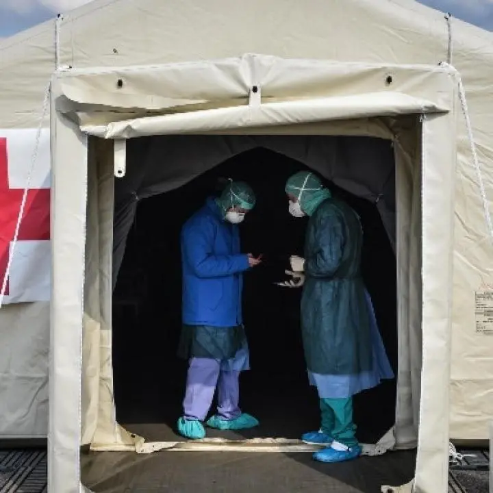 Covid Italia, continuano a calare i contagi. Sempre alto il numero delle vittime