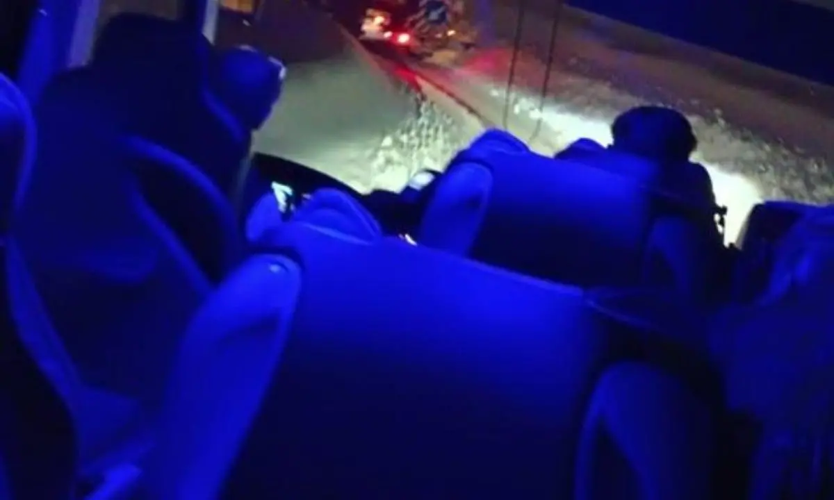 «Autobus bloccato sulla neve in Sila: a bordo c'era anche una donna incinta»