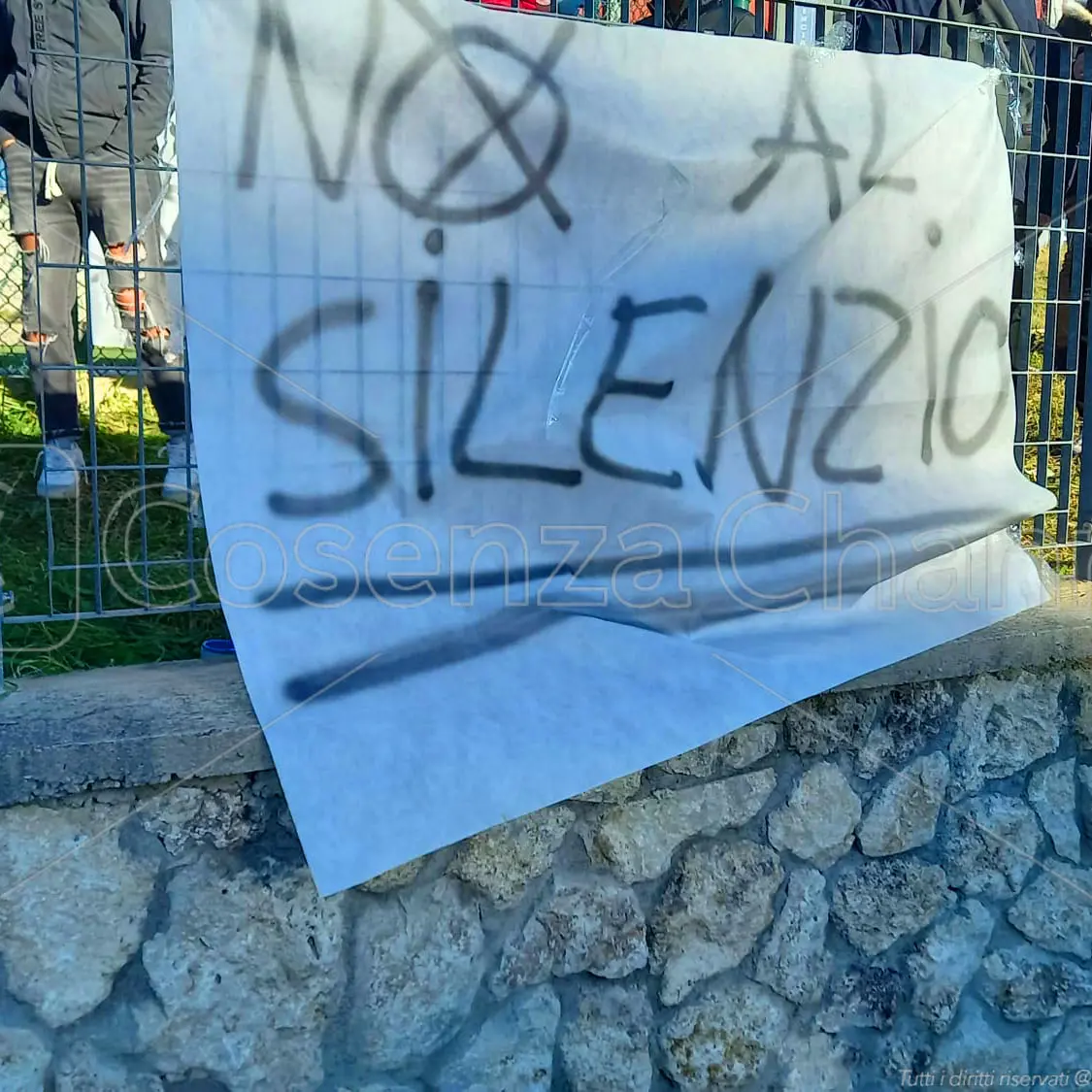 Presunte molestie al liceo di Castrolibero, indagato il docente di matematica e fisica