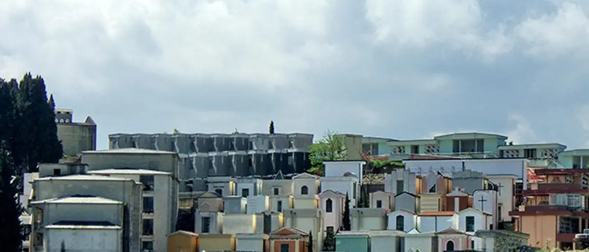 Cimitero di Cosenza, eterno riposo negato per 95 defunti in attesa di tumulazione da dicembre