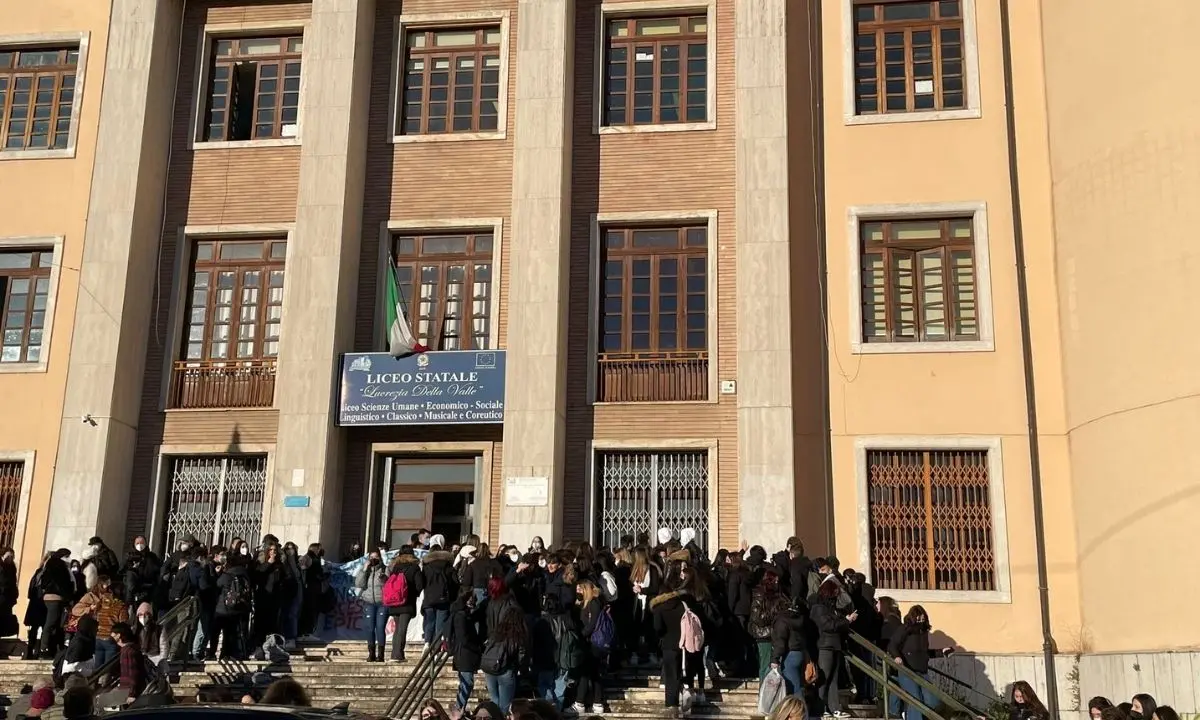 Cosenza, studenti occupano il liceo \"Lucrezia della Valle\": chiedono maggiore sicurezza