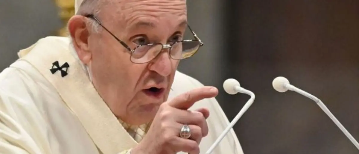 Papa Francesco boccia l'eutanasia: «Non c'è diritto a morire»