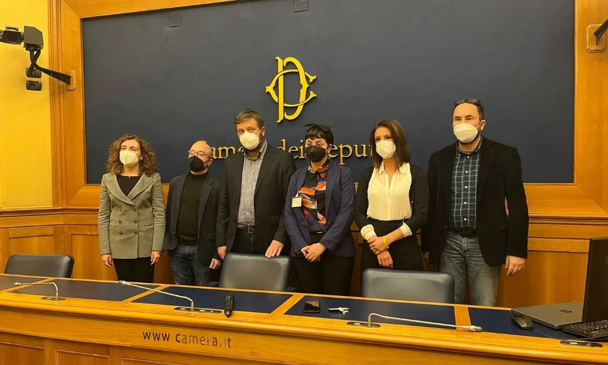 La richiesta di sorveglianza speciale per due attivisti cosentini diventa un caso nazionale. L'appello della politica e degli artisti