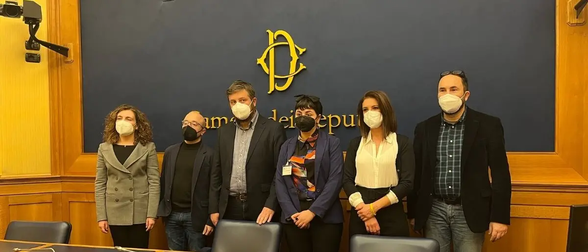 La richiesta di sorveglianza speciale per due attivisti cosentini diventa un caso nazionale. L'appello della politica e degli artisti