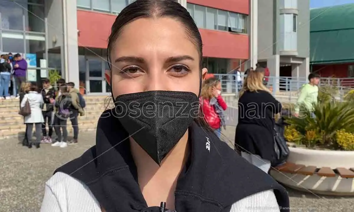 Gli studenti del liceo di Castrolibero: «Alcuni docenti pensano solo alla didattica trascurando la gravità della situazione» - VIDEO