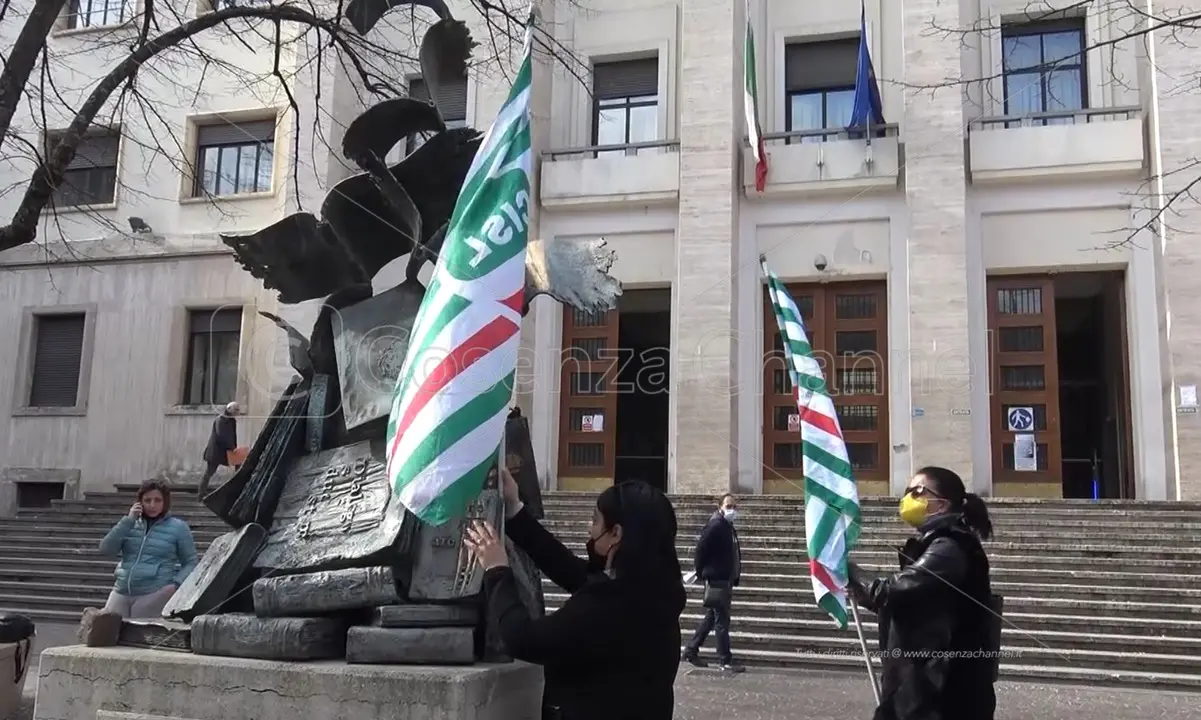 Vertenza Almaviva, i sindacati incontrano il prefetto per chiedere di vigilare sulla vicenda - VIDEO