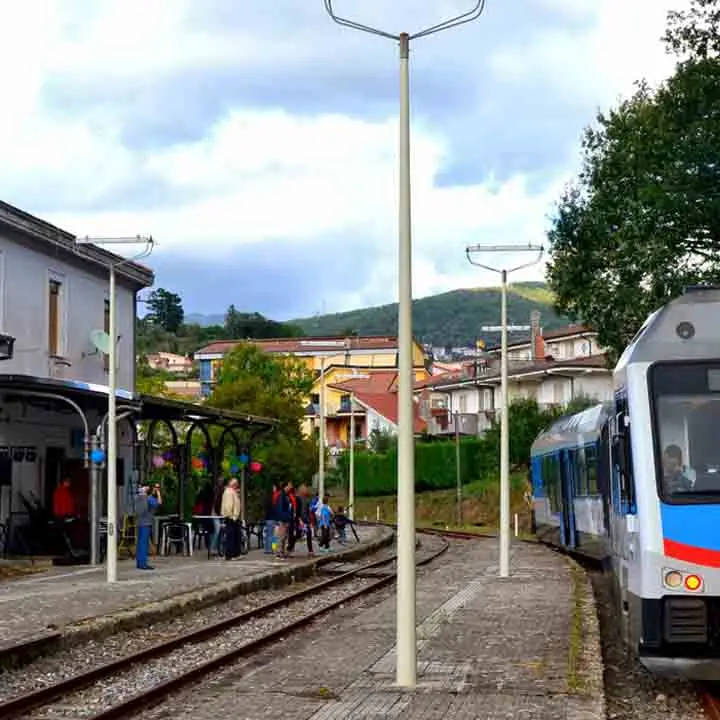 Treni sporchi e senza aria condizionata, l'ira dei pendolari cosentini
