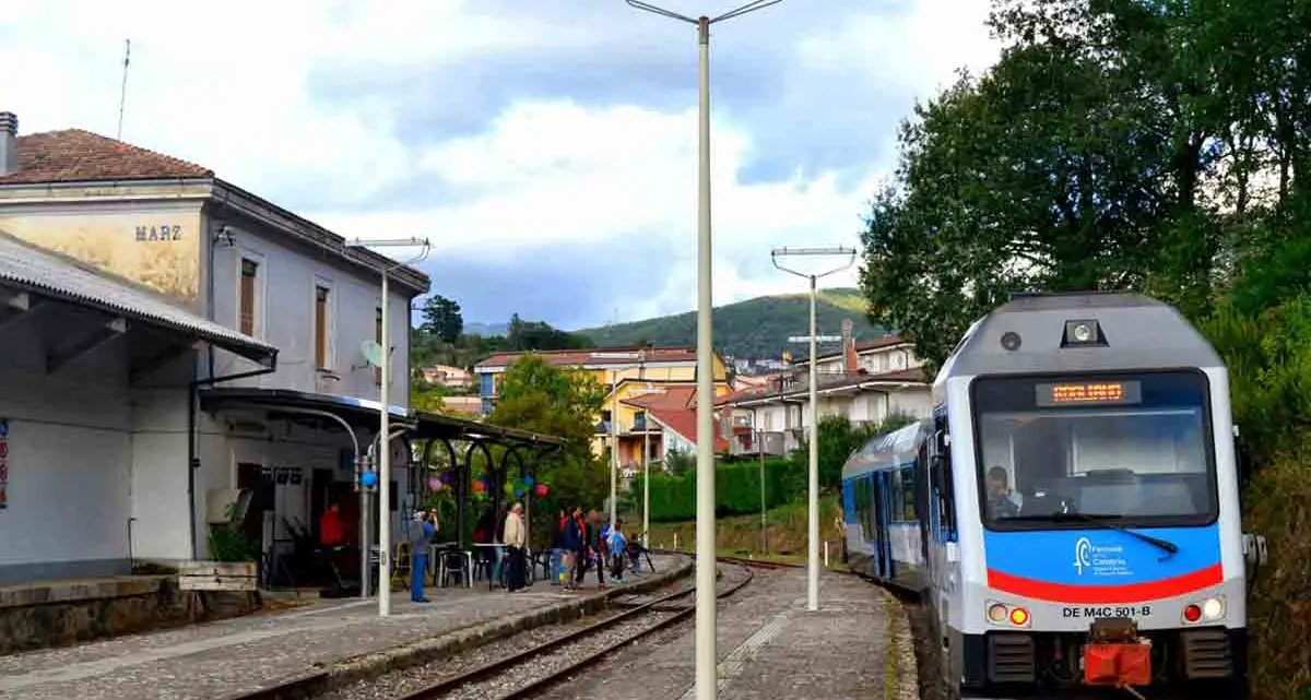 Treni sporchi e senza aria condizionata, l'ira dei pendolari cosentini