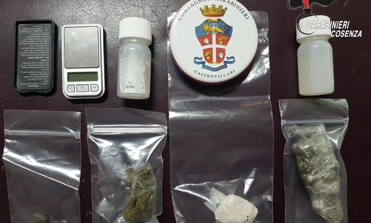 Castrovillari, trovati con la droga nascosta nei vestiti: arrestati due giovani
