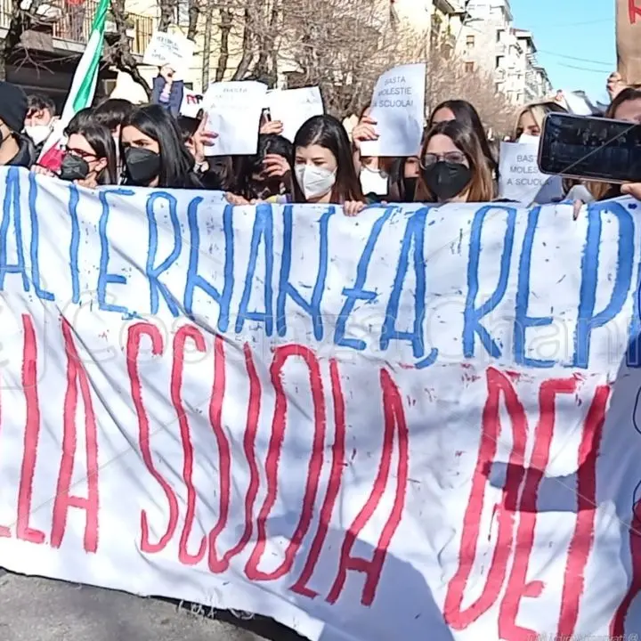 Cosenza, oltre mille persone in piazza al fianco degli studenti del liceo \"Valentini-Majorana\" di Castrolibero - VIDEO E FOTO